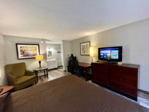 een hotelkamer met een bed en een flatscreen-tv bij Alpine Village Inn in Helen