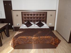 a bedroom with a large bed with a large headboard at Cosy Studio 9 in Saints Constantine and Helena