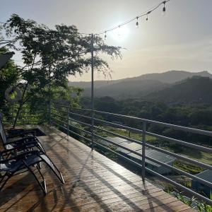 balcón con silla y vistas a las montañas en Barcaza de 2 habitaciones a 2 km de Playa Potrero, en Potrero