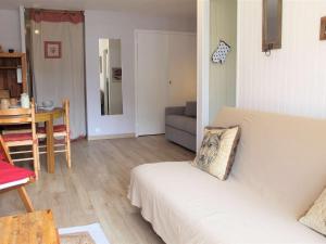 salon z białą kanapą i stołem w obiekcie Studio Montagne 30m² avec Balcon Sud, 4 Couchages à 100m des Pistes et 10m des Commerces - FR-1-330B-199 w mieście Vars +6 zdjęć
