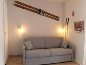Część wypoczynkowa w obiekcie Studio Montagne 30m² avec Balcon Sud, 4 Couchages à 100m des Pistes et 10m des Commerces - FR-1-330B-199