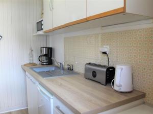 Kuchnia lub aneks kuchenny w obiekcie Studio Montagne 30m² avec Balcon Sud, 4 Couchages à 100m des Pistes et 10m des Commerces - FR-1-330B-199