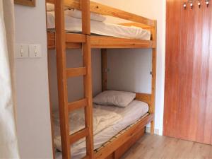 kilka łóżek piętrowych w pokoju w obiekcie Studio Montagne 30m² avec Balcon Sud, 4 Couchages à 100m des Pistes et 10m des Commerces - FR-1-330B-199 w mieście Vars