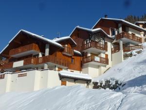 ein großes Gebäude im Schnee mit Schnee um ihn herum in der Unterkunft Spacieux appartement 4 pièces, 8 pers., proche pistes à Vallandry - FR-1-411-849 in Landry + 12 Fotos