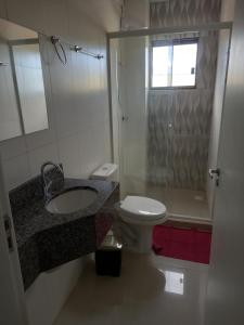 uma casa de banho com um WC, um lavatório e um chuveiro em Sognare Hotel em Caçador