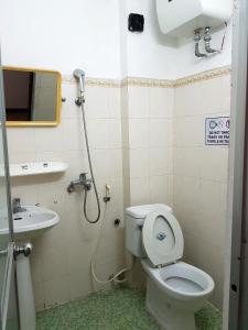 y baño con aseo y lavamanos. en Hanu's House, en Hanói