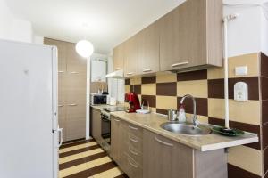a kitchen with a sink and a counter top at Central Apartment Targu Mures in Târgu-Mureş
