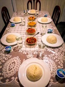 un tavolo con piatti di cibo sopra di Nuwara eliya mountain view homestay a Nuwara Eliya
