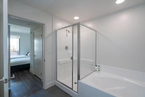 y baño con ducha y mampara de cristal. en Beachside Luxury Apartments l Free Parking!, en Los Ángeles