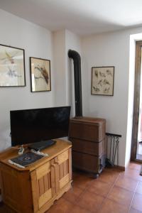 a room with a desk with a computer and a stove at Appartamento Alto Cordevole in Colle Santa Lucia
