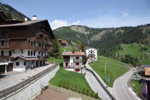 Blick auf ein Dorf mit Straße und Gebäuden in der Unterkunft Appartamento Alto Cordevole in Colle Santa Lucia