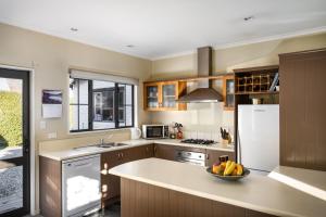 Una cocina o cocineta en Criffel Peak View Bed and Breakfast