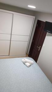 uma cama com uma toalha branca num quarto em Precioso estudio en Cedeira. em Cedeira