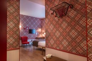 une chambre d'hôtel avec un lit et un panier de basket sur le mur dans l'établissement Hotel Boris V. by Happyculture, à Levallois-Perret