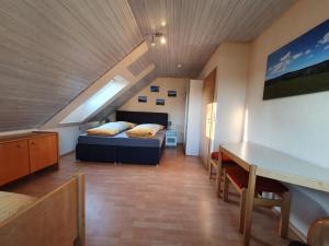 Ένα ή περισσότερα κρεβάτια σε δωμάτιο στο Ferienhaus Sonnengelb im Herzen des Schwarzwaldes