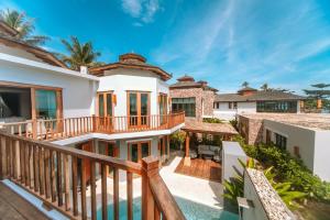 ein Haus mit einem Balkon und einem Pool in der Unterkunft Yotaka Khanom in Khanom