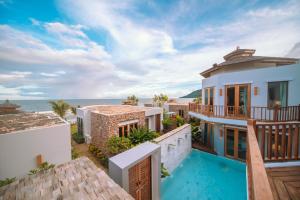 eine Luftaufnahme eines Hauses mit Swimmingpool in der Unterkunft Yotaka Khanom in Khanom