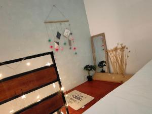Llit o llits en una habitació de Lima.Tujoh