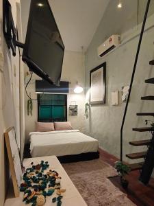 Llit o llits en una habitació de Lima.Tujoh
