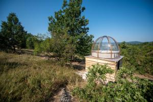 un pequeño observatorio en un campo de hierba en Rtanj,Vrmdza,,Hotel sa hiljadu zvezdica" en Soko Banja