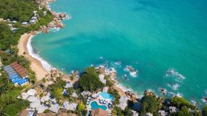 eine Luftansicht auf einen Strand und das Meer in der Unterkunft Coral Cliff Beach Resort Samui - SHA Plus in Strand Chaweng Noi