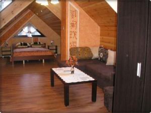 uma sala de estar com um sofá e uma cama em Willa Pod Dębami em Rabka