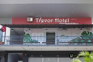 馬六甲的住宿－Trevor Hotel Malacca Town By I Housing，船边的消防员酒店标志