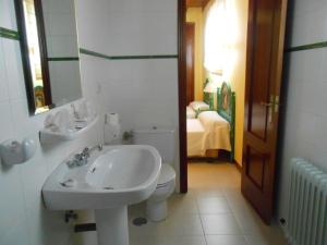 Koupelna v ubytování Hostal Burgos + 13 fotografií