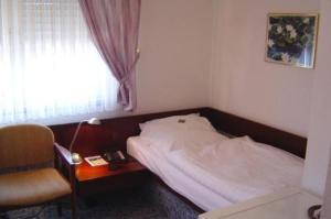 Ein Bett oder Betten in einem Zimmer der Unterkunft Hotel & Restaurant Raisch