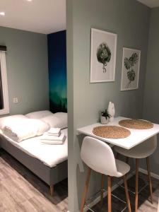 1 dormitorio con 1 cama, 1 mesa y 1 silla en Central studio apartment Apt 104, en Stavanger