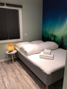 1 dormitorio con 1 cama grande y ventana en Central studio apartment Apt 104, en Stavanger