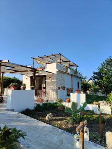 une maison en construction avec un toit dans l'établissement AgriBarocco, à Noto