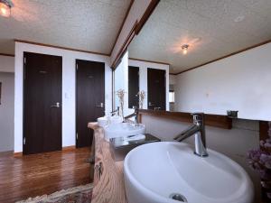 uma casa de banho com dois lavatórios e dois espelhos em Sanga Nikko em Nikko