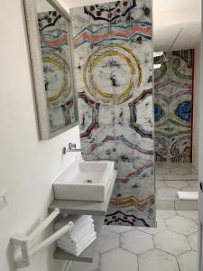un bagno con lavandino e specchio di Le Case di Don Andrea a Minori