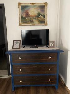 a dresser with a television on top of it at Casa de Vacanta Potoc - poarta ta spre Cheile Nerei in Potoc