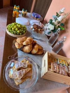 stół z talerzami żywności na górze w obiekcie B&B Aria Antica w mieście Verbicaro