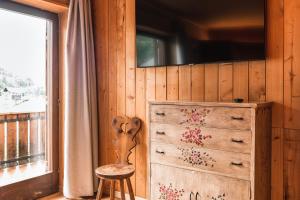 Televízia a/alebo spoločenská miestnosť v ubytovaní Chalet Scherlin