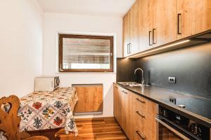 Kuchyňa alebo kuchynka v ubytovaní Chalet Scherlin