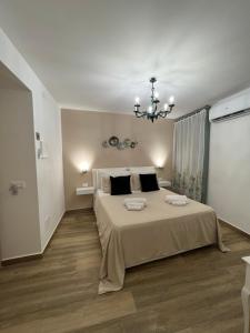 ein Schlafzimmer mit einem Bett mit zwei Handtüchern darauf in der Unterkunft B&B Il Gigante in Agrigento