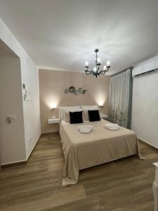 Un dormitorio con una cama con dos toallas encima. en B&B Il Gigante, en Agrigento