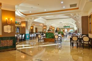 un ristorante con sedie e tavoli nella hall di Crystal Sunset Luxury Resort & Spa - Ultimate All Inclusive a Side