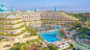 una vista aerea di un resort con parco acquatico di Crystal Sunset Luxury Resort & Spa - Ultimate All Inclusive a Side