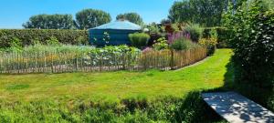 un jardín con valla y cenador en Yurt, en Liempde