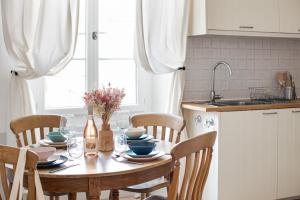 - une cuisine avec une table, des chaises et un évier dans l'établissement La Maison Mentone Lorgues, à Lorgues