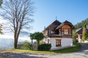 ein Haus am Straßenrand in der Unterkunft Troadkasten - Ferienhaus am BIO-Bergbauernhof in Aflenz Kurort