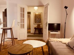 un soggiorno con divano e tavolo di Apartamento Aperitivo a Tavira