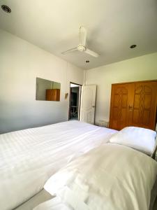 1 dormitorio con 1 cama blanca grande y techo en Karon House 15B en Karon