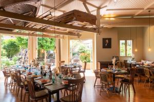 Restaurace v ubytování Les Etangs de Corot