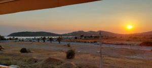 - une vue sur le coucher du soleil depuis un bâtiment dans l'établissement Christy's House Anavissos / Ανάβυσσος, à Anavyssos