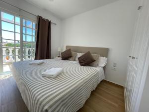 A bed or beds in a room at Apartamento Gustamar 13 Még 22 kép